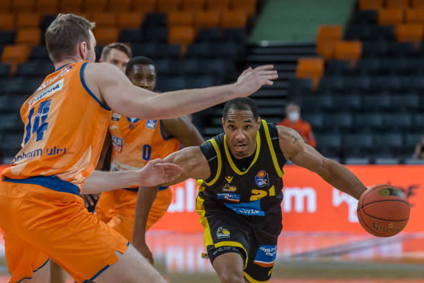 西蒙是西班 西蒙是西班