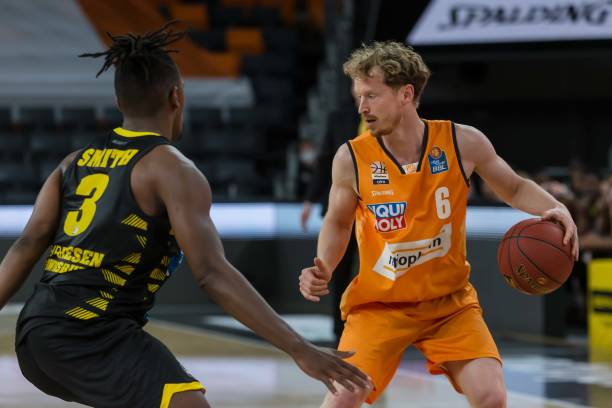 阵容年轻且 阵容年轻且